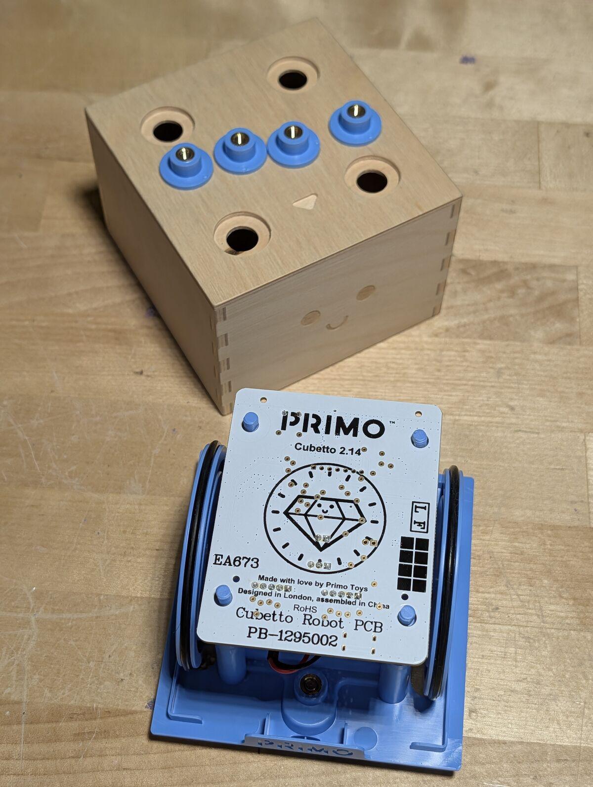 Cubetto opened. The bottom of the PCB is stamped 'Cubetto 2.14', but the control board is version 2.19. More on that later.